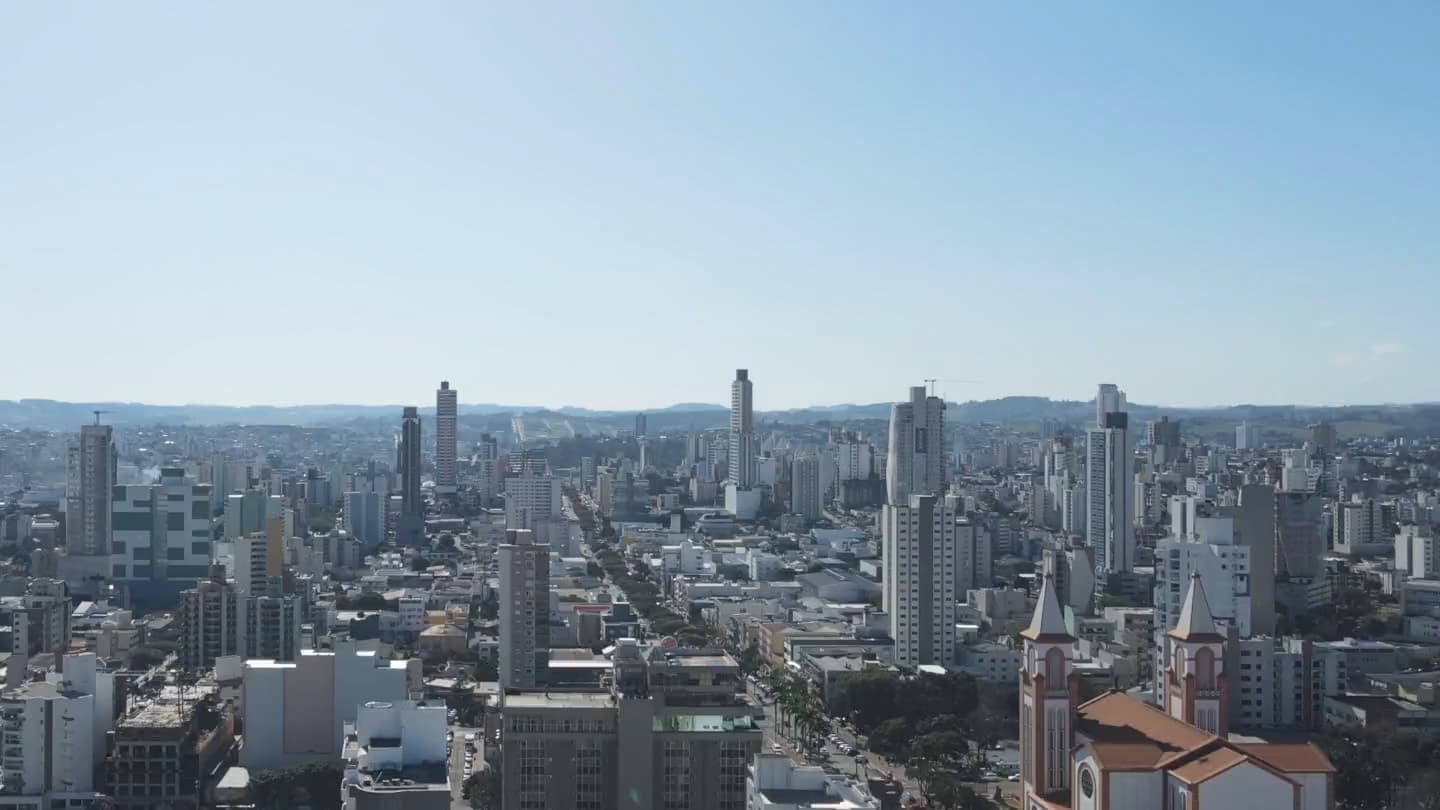 Vista aérea de Chapecó ao entardecer, em referência ao crescimento da cidade