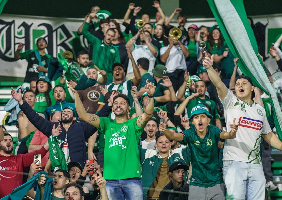 Torcida da Chapecoense em festa nas arquibancadas, time patrocinado pela Bellei em Chapecó