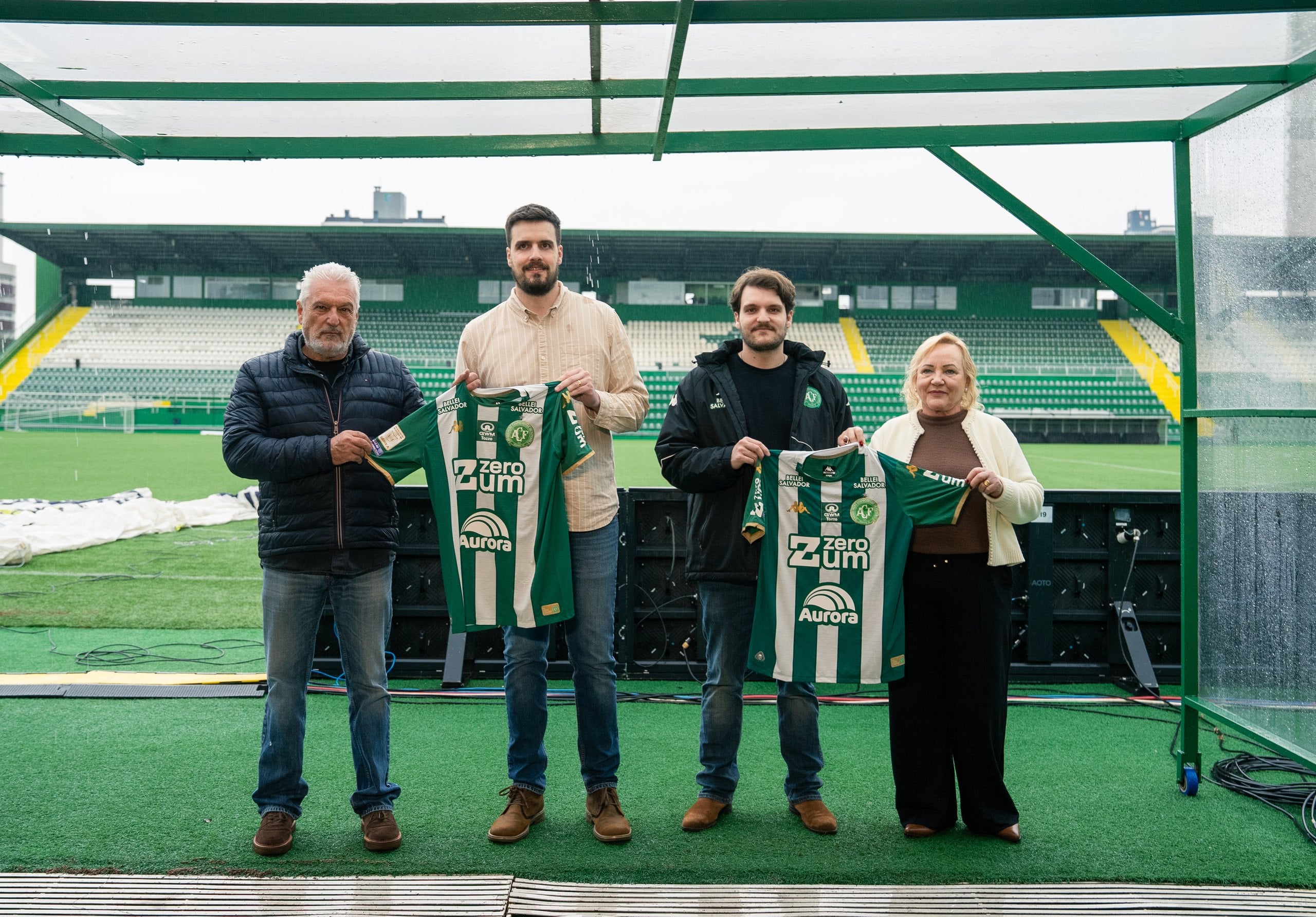 A família Bellei Salvador com os mantos da Chapecoense na Arena Condá — a marca nas omoplatas