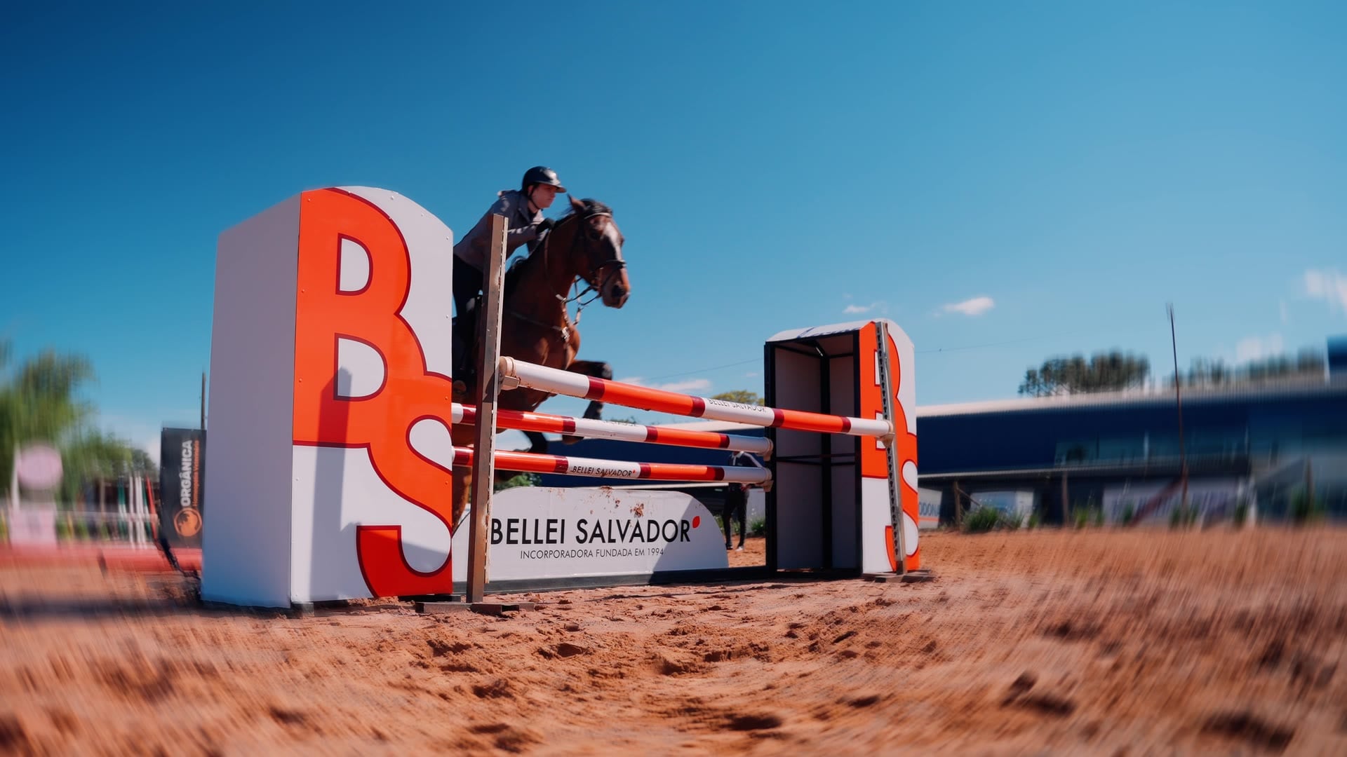Cavaleiro e cavalo em prova de hipismo — esporte de tradição e elegância