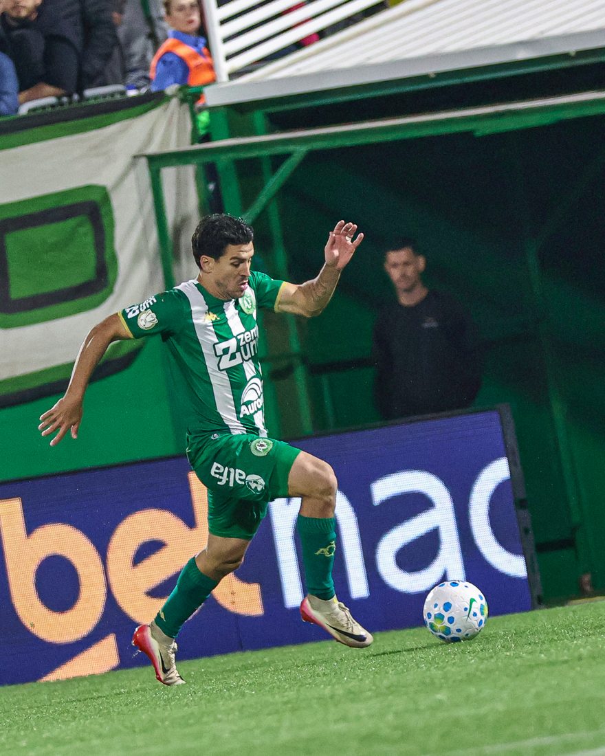 Jogador da Chapecoense em ação durante partida, time patrocinado pela Bellei em Chapecó