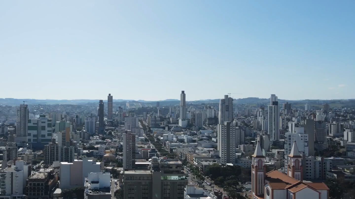 Vista aérea de Chapecó ao entardecer, em referência ao crescimento da cidade